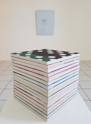 Pile de tableaux, exposition Eysines, Didier Mencoboni